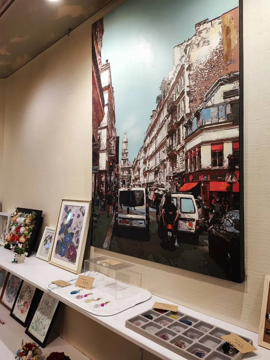 絵画が飾られた店内