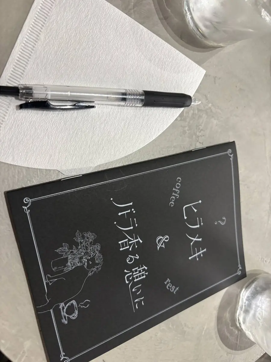 ペンとキットが置かれた席